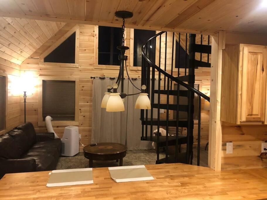 Cozy 1 Bedroom Cabin In The Heart Of Jonesborough Bagian luar foto