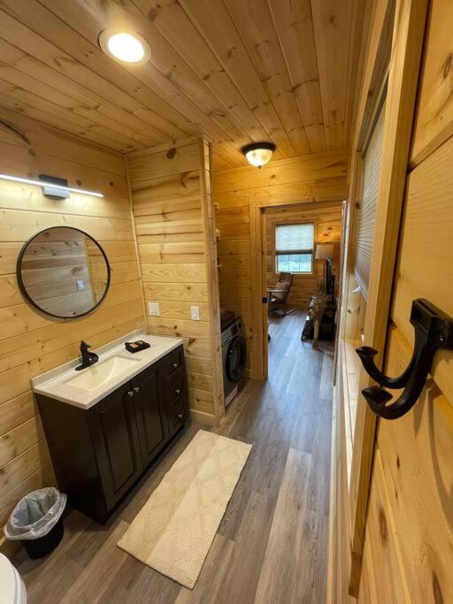 Cozy 1 Bedroom Cabin In The Heart Of Jonesborough Bagian luar foto